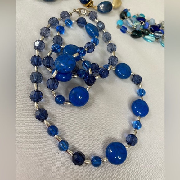 Group of three blue tone necklaces - Picture 8 of 11